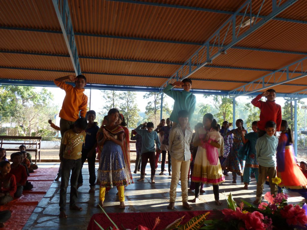 amravati-chikalda-dansende-gesponsorde-kinderen